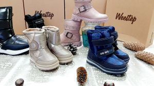 Ботушки за момиче WEESTEP, розови със сребристи снежинки