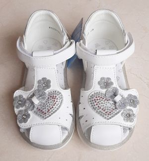 Бели сандали за бебе момиче WEESTEP с цветя, панделка и декоративни камъчета