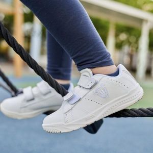 Бели детски маратонки JOMA, модел PLAY 21 с велкро 